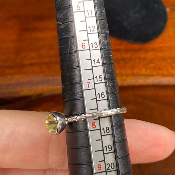 Silver-Tone Hammered Band Ring w/ Yellow-Green Crystal Rhinestone – Size 8 - Picture 7 of 10